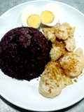 ข้าวไรซ์เบอร์รี่ไก่ทอดกระเทียมไข่ต้ม