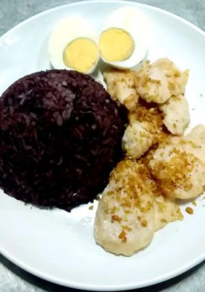 รูปของ ข้าวไรซ์เบอร์รี่ไก่ทอดกระเทียมไข่ต้ม