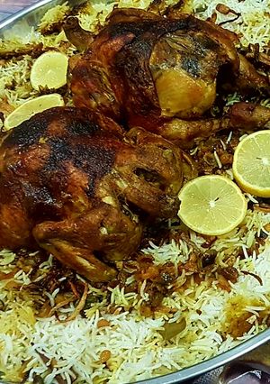 صورة لوصفة رز مشخول بمرق الدجاج مع الحشو والمكسرات والبصل المقرمش والدجاج