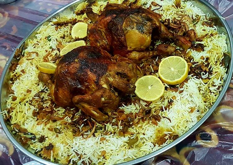 رز مشخول بمرق الدجاج مع الحشو والمكسرات والبصل المقرمش والدجاج