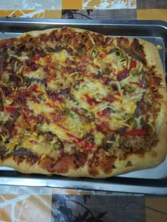Una foto de Pizza de atún y pimientos asados en la panificadora