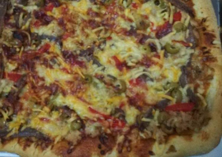 Pizza de atún y pimientos asados en la panificadora