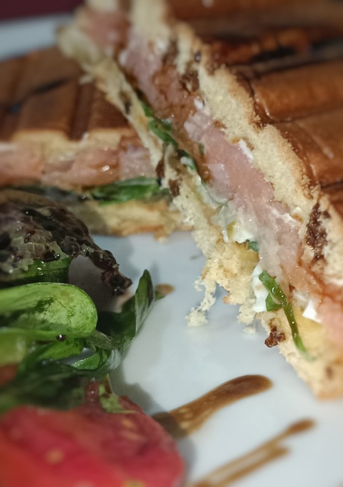 Una foto de Tosta de salmón