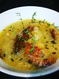 Una foto de Sopa de tomillo fresco