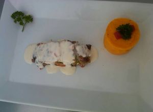 Una foto de Terrina de carne rellena de vegetales y queso en salsa gorgonzola.