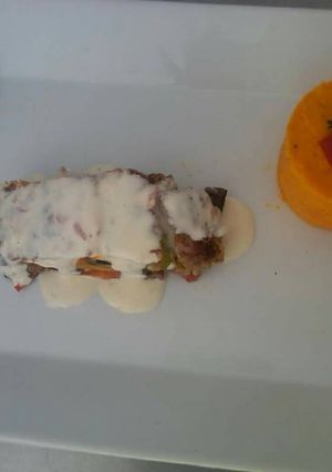 Una foto de Terrina de carne rellena de vegetales y queso en salsa gorgonzola.