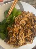 Udon con setas y bok choy
