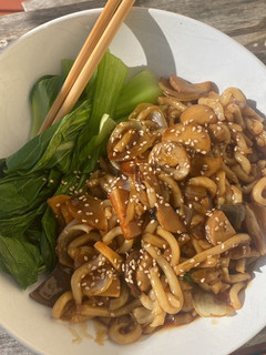 Una foto de Udon con setas y bok choy