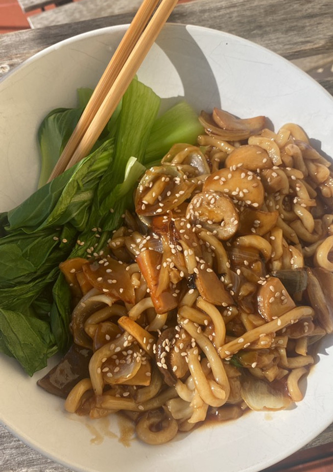 Una foto de Udon con setas y bok choy