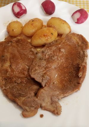 Una foto de Filetes de cabeza de cerdo con papas al horno estilo BBQ