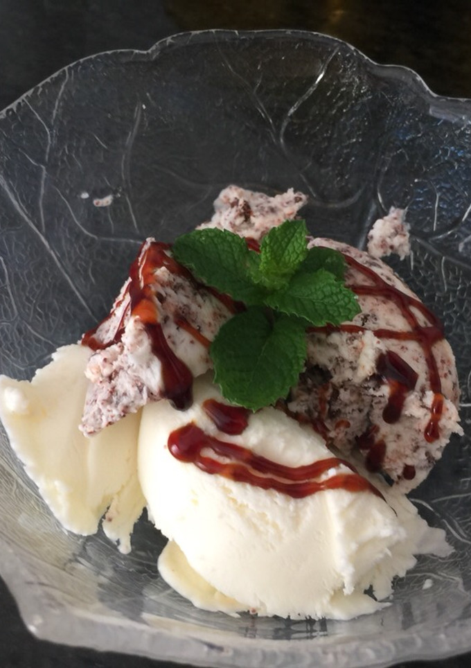 Una foto de Helado casero de vainilla y stracciatella 🍃
