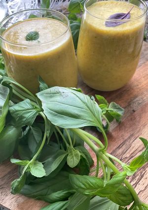 Une photo de 🍶🧉Gazpacho melon 🍈concombre 🥒basilic🍃