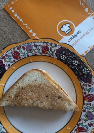 A picture of Jhat pat 🥔 sandwich.