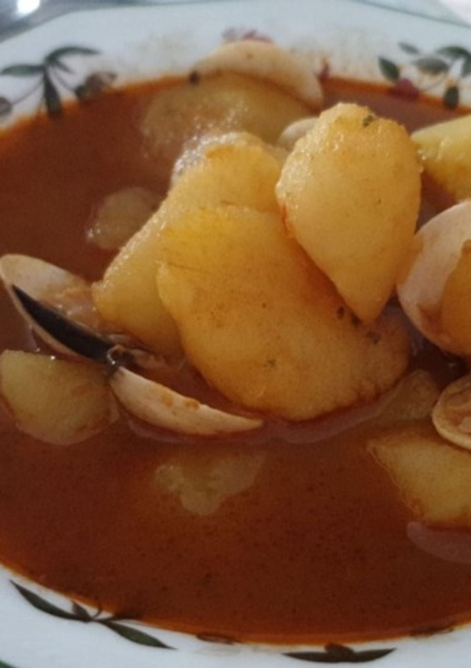 Una foto de Patatas guisadas con almejas