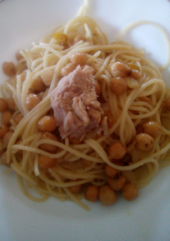 Una foto de Espaguetis con garbanzos
