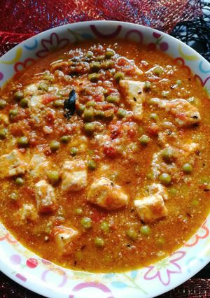A picture of Restaurant style matar paneer.