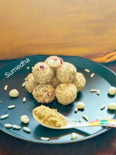 हेल्दी थंडाई लाडू (Thandai laddu recipe in marathi) रेसिपी चे मुख्य फोटो