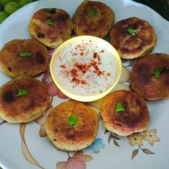 A picture of Tasty crispy left over rice tikki.
