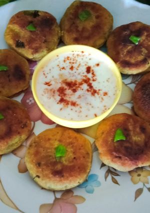 A picture of Tasty crispy left over rice tikki.