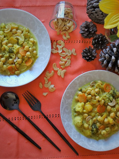 Una foto de Curry de garbanzos, mango y verduritas