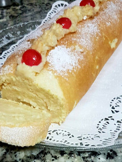 Una foto de Brazo de gitano relleno de crema pastelera