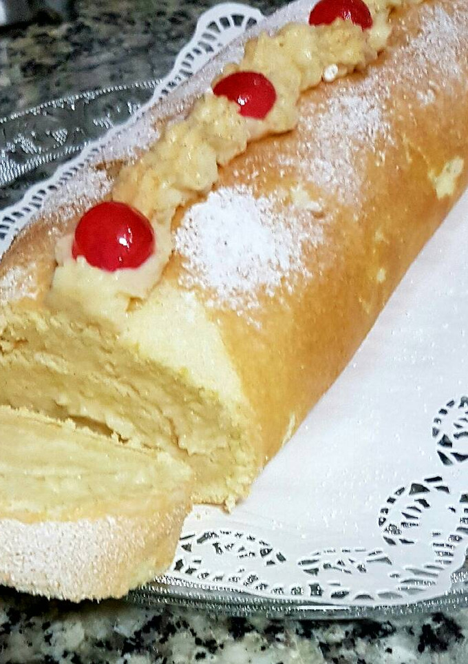 Una foto de Brazo de gitano relleno de crema pastelera