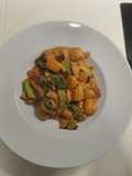Vegane Süßkartoffelgnocchi mit Tomatenrahmsauce und Tempeh in Teriyaki-Marinade