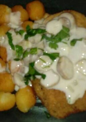 Una foto de Pechugas rebozadas con salsa de champiñón