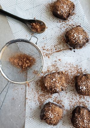 Una foto de Bocaditos de granola y chocolate veganos