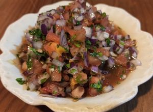 Una foto de Pebre con cebolla morada