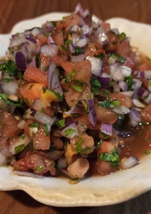 Una foto de Pebre con cebolla morada