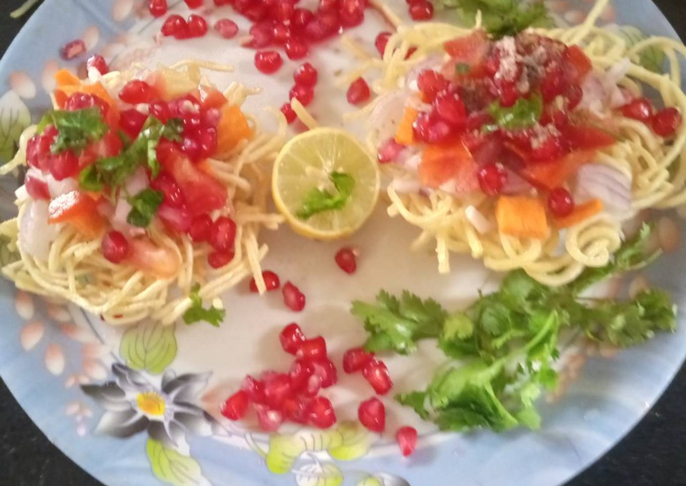 Indian street food crispy noodles Bhel