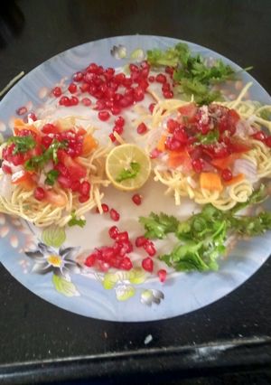 A picture of Indian street food crispy noodles Bhel.