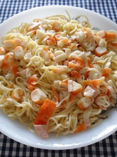 Una foto de Espaguetis con surimi