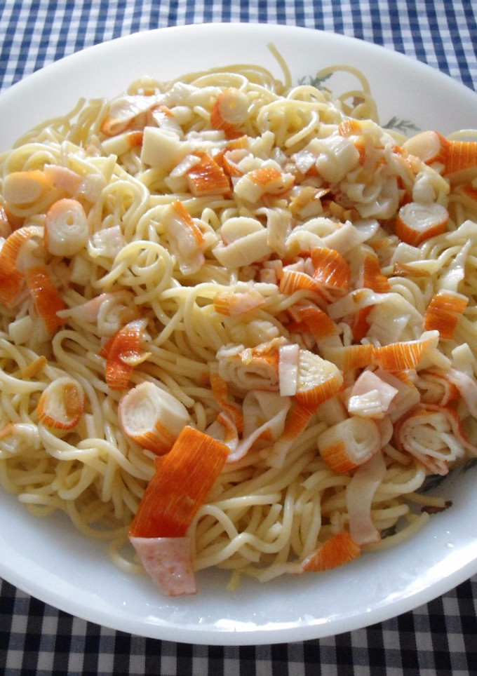 Una foto de Espaguetis con surimi