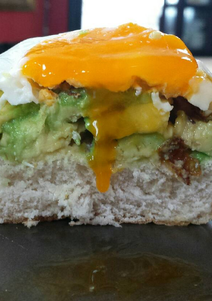Una foto de Montadito de aguacate y huevo