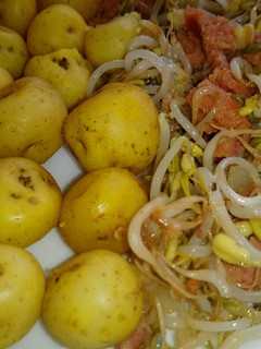 Una foto de Raices chinas con chorizo y papa