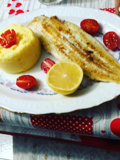 Una foto de Lenguado a la plancha con puré de patatas