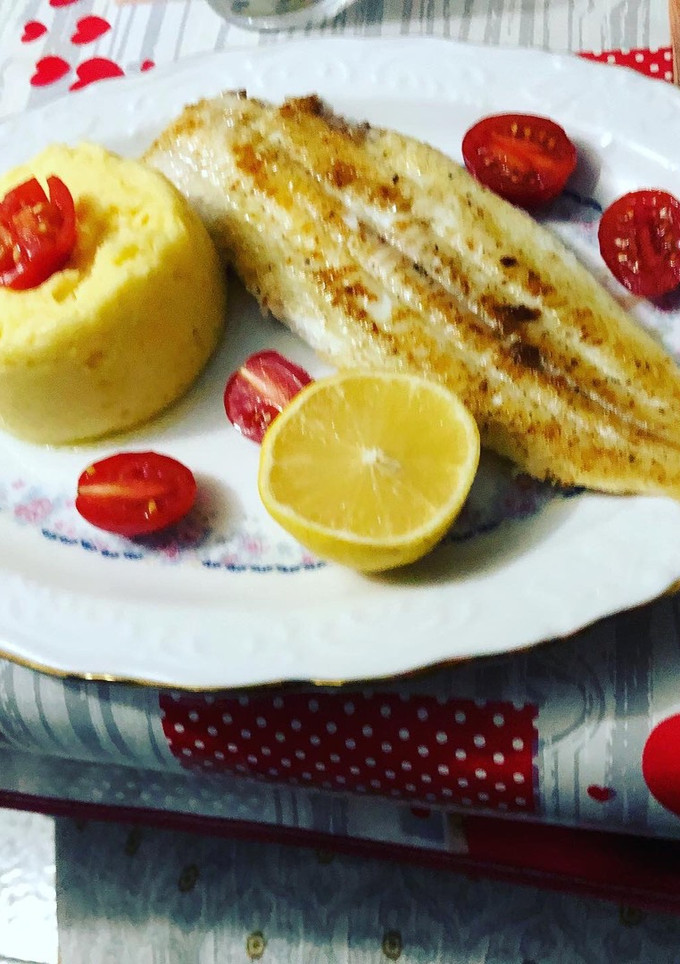 Una foto de Lenguado a la plancha con puré de patatas