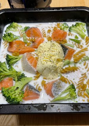 《烤箱一盤到底》鮭魚時蔬高蛋白螺旋麵 的食譜成品照片