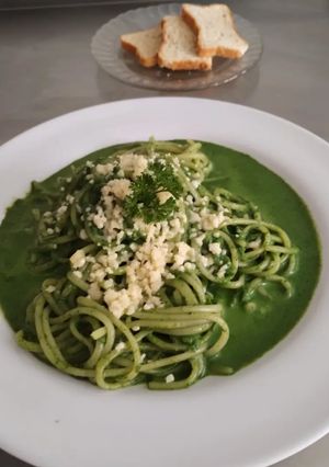 Una foto de Espaguetis al green 🍏🫑en salsa de espinaca