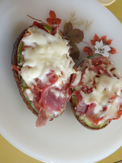 Una foto de Aguacates con huevo en horno