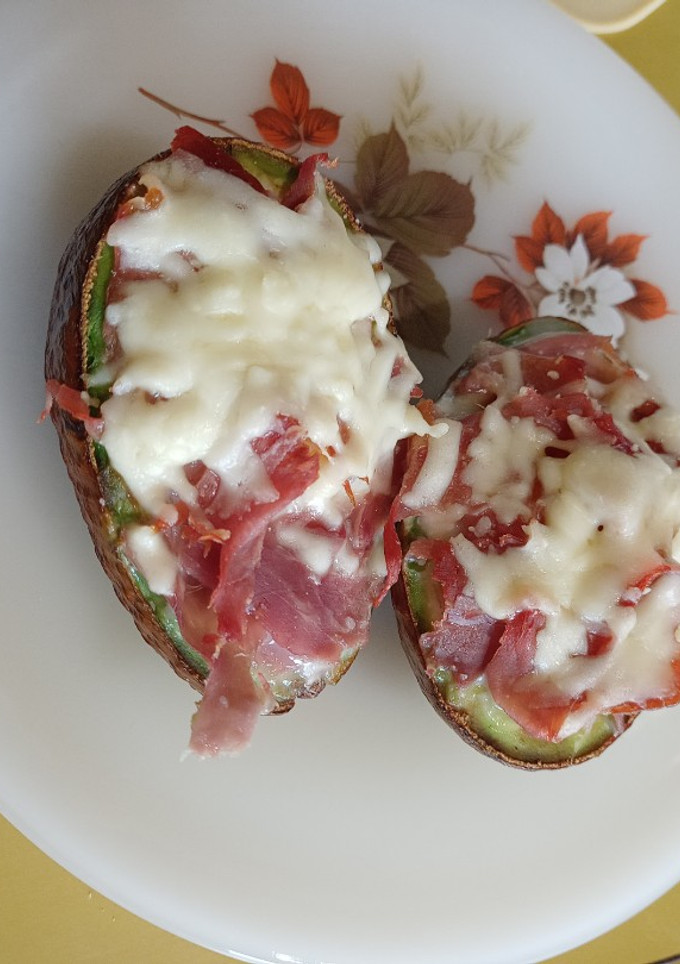Una foto de Aguacates con huevo en horno