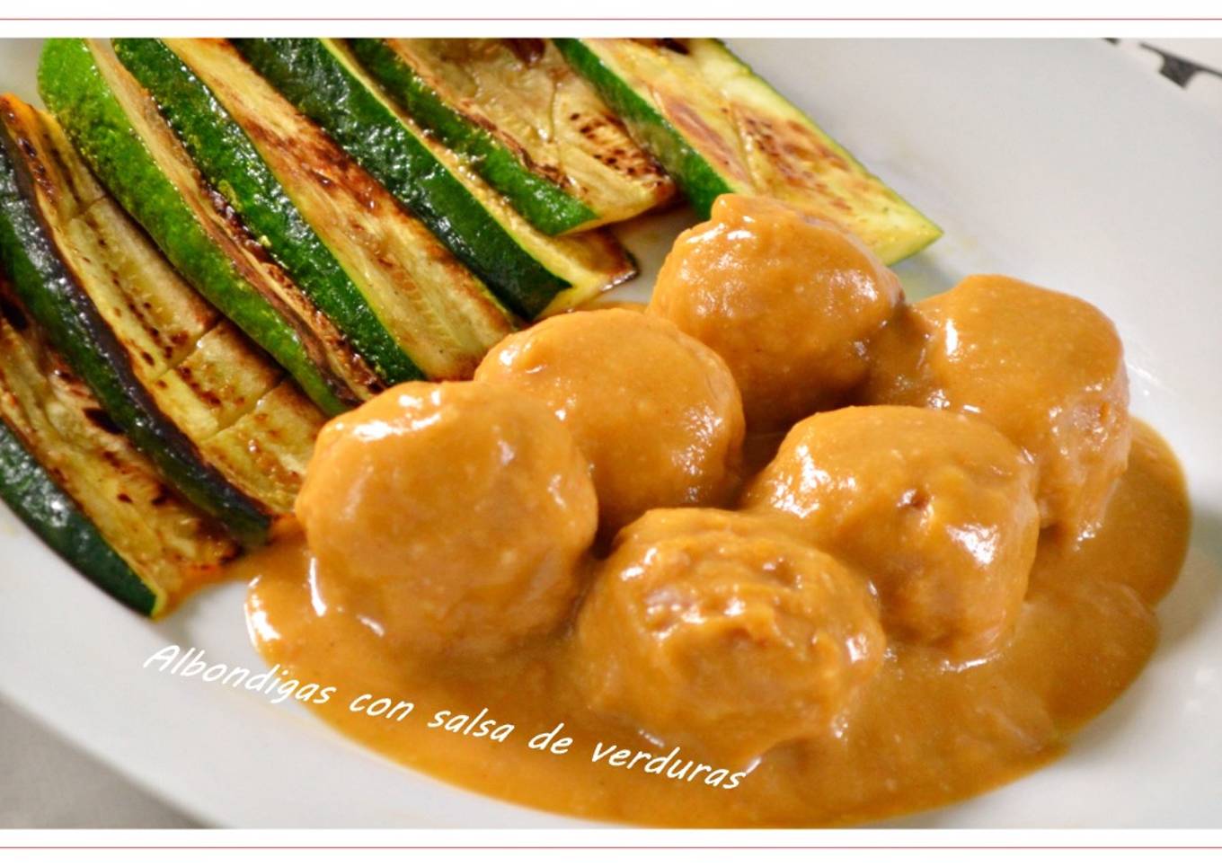 Albóndigas con salsa de verduras. (a Thermomix)