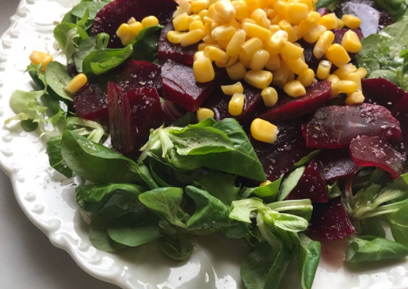 Ensalada de canónigos, remolacha y maíz dulce