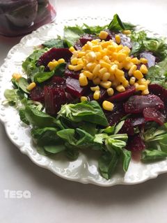 Una foto de Ensalada de canónigos, remolacha y maíz dulce