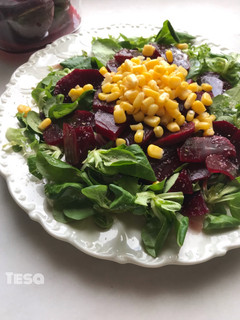 Una foto de Ensalada de canónigos, remolacha y maíz dulce