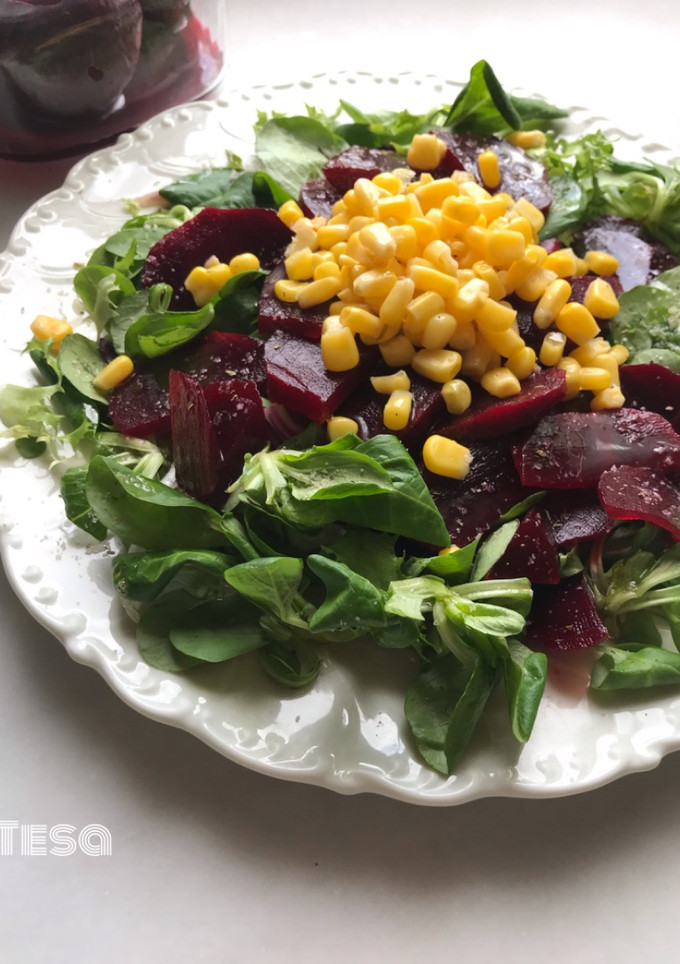 Una foto de Ensalada de canónigos, remolacha y maíz dulce