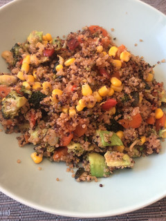 Una foto de Quinoa con verduritas