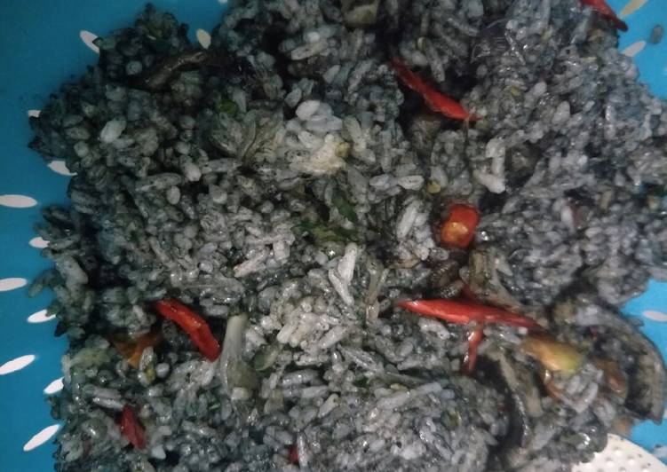 Cara Gampang Membuat Nasi goreng hitam, Bisa Manjain Lidah